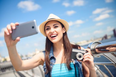 Neşeli genç kız telefonda kendini fotoğraflama