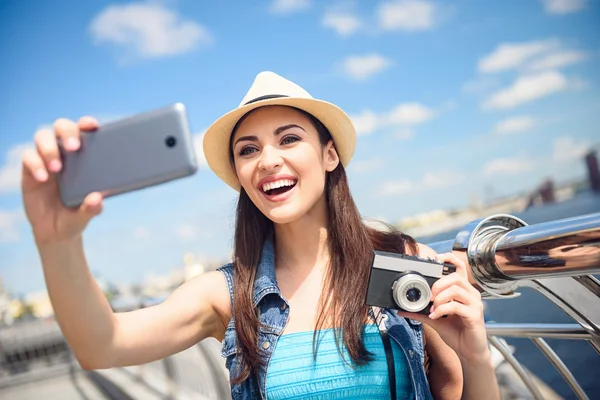 Gioioso giovane ragazza fotografando se stessa al telefono — Foto Stock