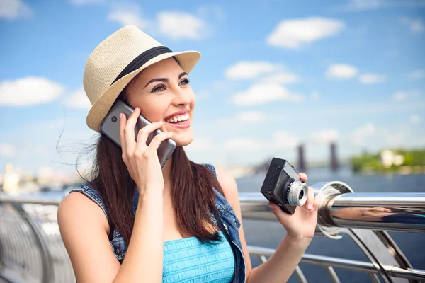 Joyeux touriste féminin communiquant au téléphone — Photo