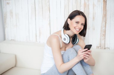 gülümseyen kadın cep telefonu kullanarak