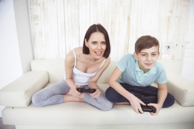 Anne ve yetişkin oğlu konsolda oyun