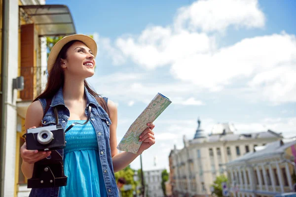 Ragazza allegra facendo viaggio attraverso la città — Foto Stock