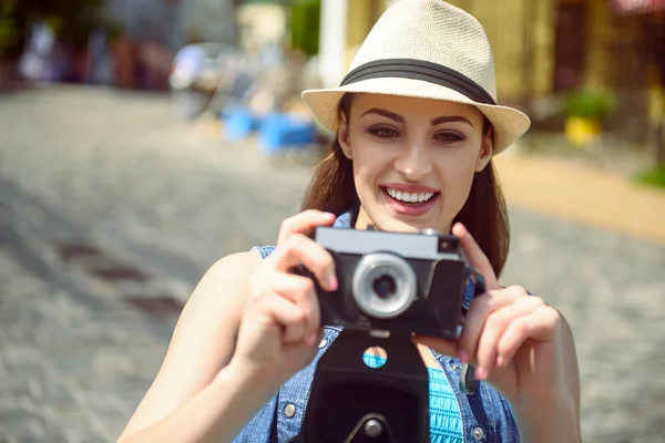 Femme heureuse prenant des photos de la ville — Photo