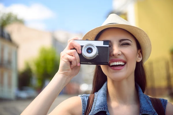 旅行のためのカメラを使用してかわいい女性観光客 — ストック写真