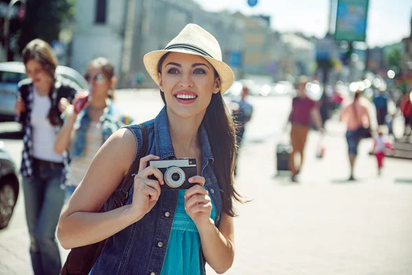 町の写真を撮る幸せな女性観光客 — ストック写真