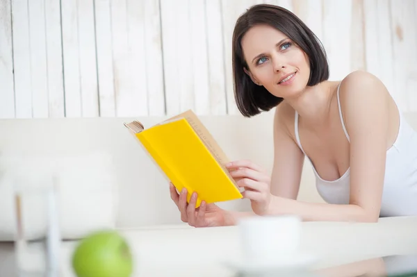 Jovem desfrutando de um bom livro — Fotografia de Stock