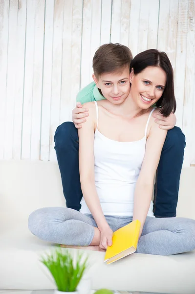 Mother and her adult son together — Stock Photo, Image