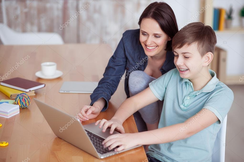 Schwarzhaarige Mutter fingert sich am Schreibtisch ab Schwarzhaarige Mutter fingert sich am Schreibtisch ab