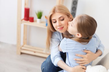 evde kızı ile oynarken annesi