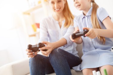 Anne ve kızı konsolda oyun