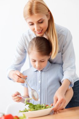 Anne ve kızı salatası yapmak