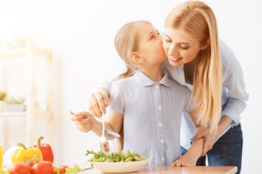 Anne ve kızı salatası yapmak