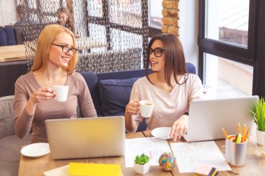 Mutlu iki meslektaşım kafeteryada dinleniyor