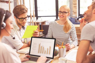 Mutlu genç meslektaşları sevinçle birlikte çalışıyor