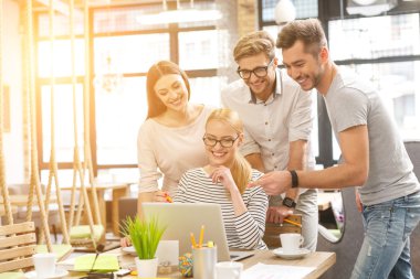 Çalışmalarını tartışan akıllı yaratıcı ekip