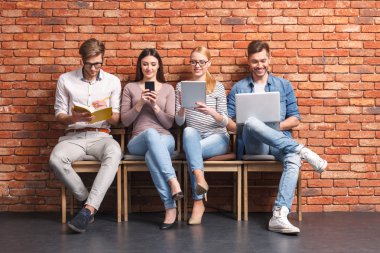 Modern gadget'lar kullanarak Pretty genç insanlar