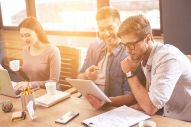 Mutlu yaratıcı ekip işbirliği içinde çalışıyor