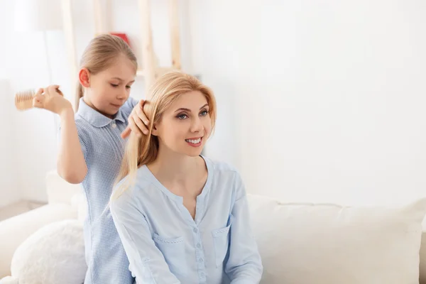 Filha pentear o cabelo da mãe — Fotografia de Stock