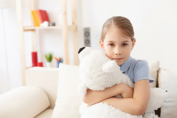 Niña sosteniendo oso de peluche — Foto de Stock