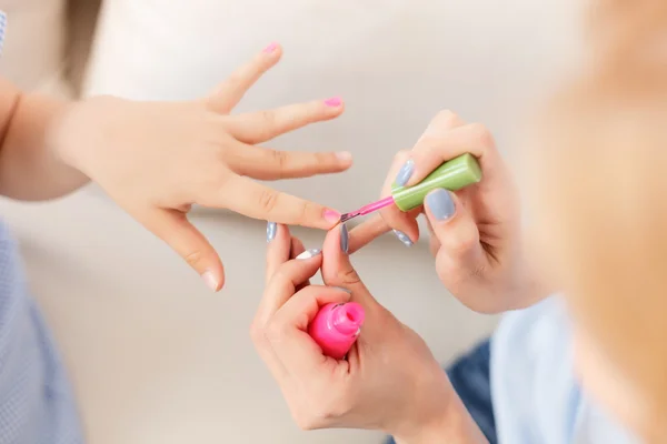 Matka i córka robią manicure — Zdjęcie stockowe