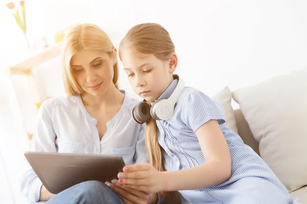 Madre e figlia utilizzando tablet digitale — Foto Stock