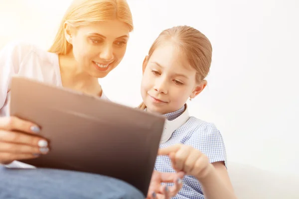 Anya és lánya, digitális tábla használata — Stock Fotó