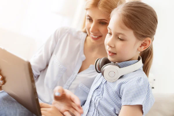 Mother and daughter using digital tablet — Stock Photo, Image