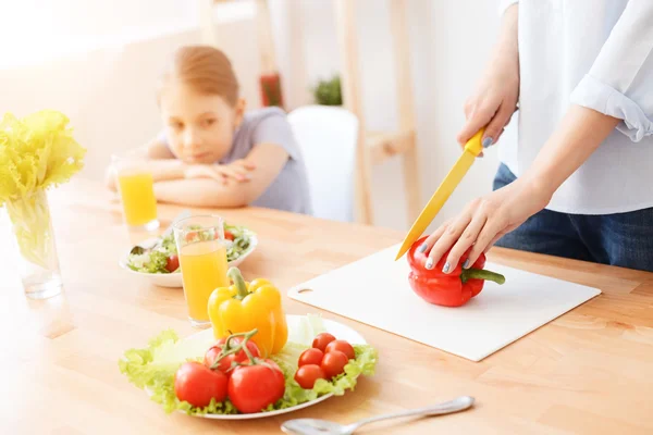 Mother and daughter making salad — Stock Photo, Image