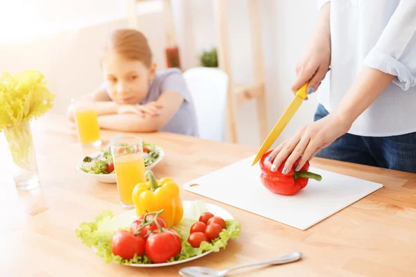 Mor och dotter att göra sallad — Stockfoto