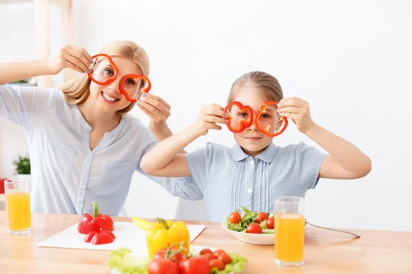 Mother and daughter making salad — Stock Photo, Image