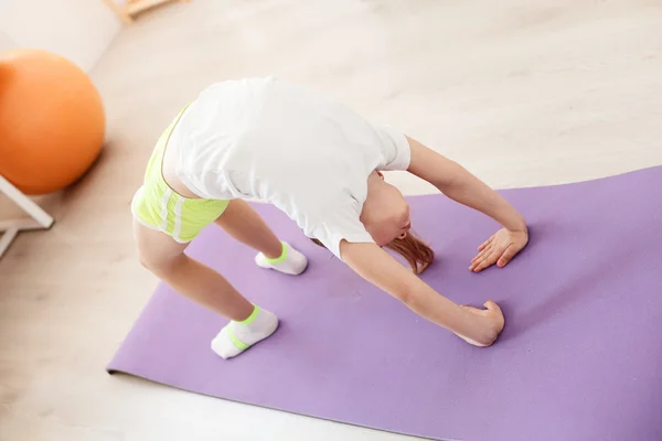 Weinig meisje praktizerende yoga — Stok fotoğraf