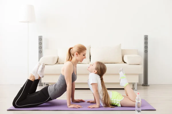 Mère et fille faisant du yoga ensemble — Photo
