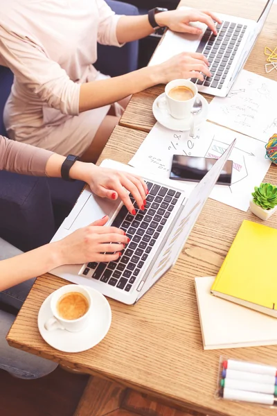 Lavoro di squadra produttivo con il computer moderno — Foto Stock