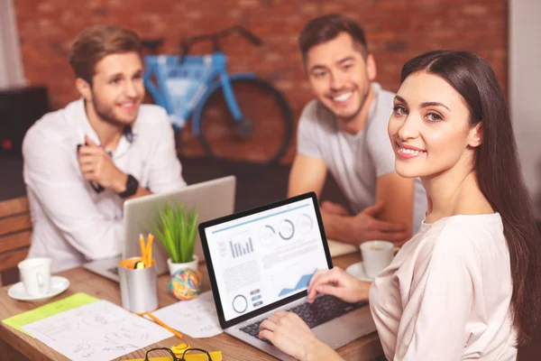 Freudige Kollegen, die zusammenarbeiten — Stockfoto