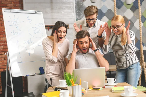 Jovens colegas expressando sua surpresa — Fotografia de Stock