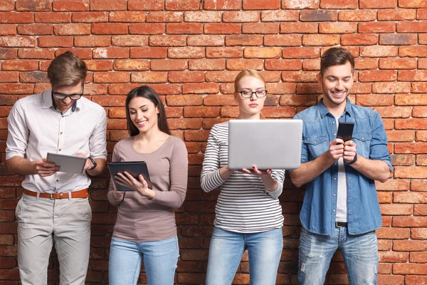 Young people communicating only through modern technology — Φωτογραφία Αρχείου