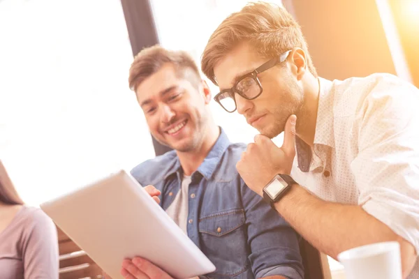 Cheerful young men discussing new project — Stock Photo, Image