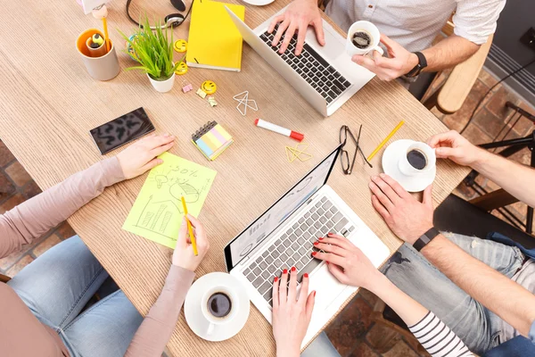 Vrolijke jonge collega's die samenwerken — Stockfoto