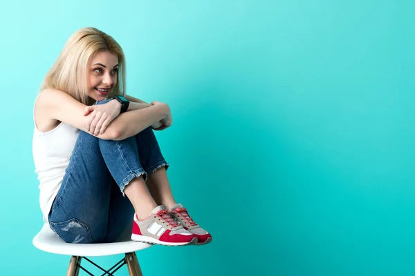 Allegro giovane donna è in attesa di qualcuno — Foto Stock