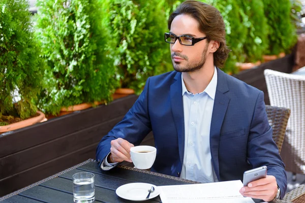 Uomo d'affari seduto ristorante tecnologia bevanda riposo — Foto Stock