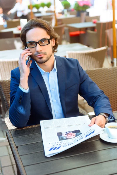 Hombre negocio comunicación teléfono café papel —  Fotos de Stock