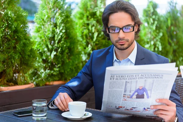 Joven hombre de negocios descanso papel bebida restaurante —  Fotos de Stock