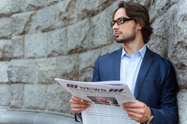 Neşeli adam açık havada kağıt ile