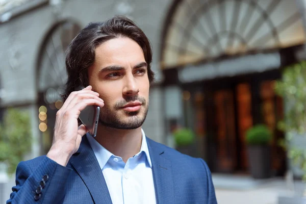 Glad man använder telefon för kommunikation — Stockfoto