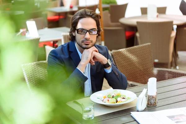 真面目なサラリーマンのカフェでサラダを食べる — ストック写真