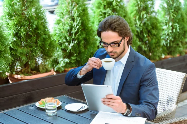 Uomo sicuro di sé si occupa di affari in caffè — Foto Stock