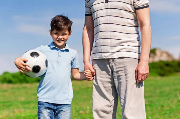 Niño bonito y su abuelo en la naturaleza — Foto de Stock