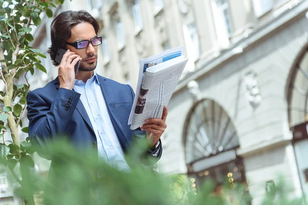 Un homme joyeux s'occupe des affaires par téléphone — Photo