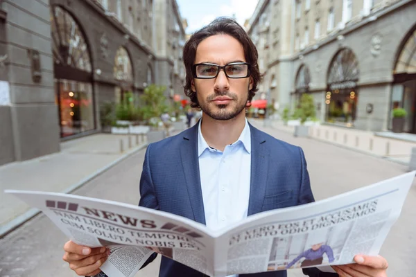 잠겨있는 사람 거리에 신문을 읽고 — 스톡 사진