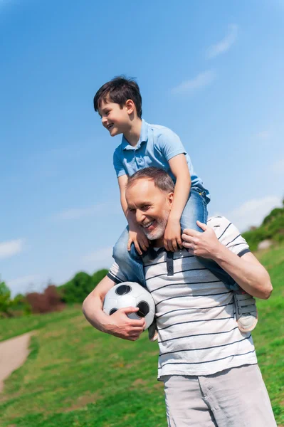 Buon nonno e bambino intrattenere insieme — Foto Stock